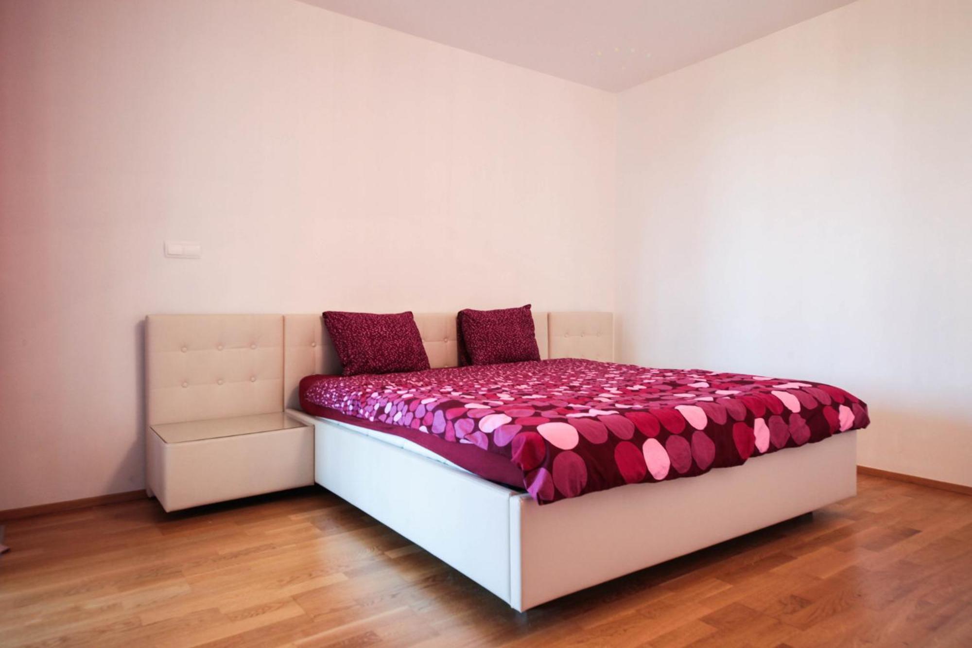 Prostorny 3kk S Krasnou Terasou A Vnitrnim Parkem Apartment